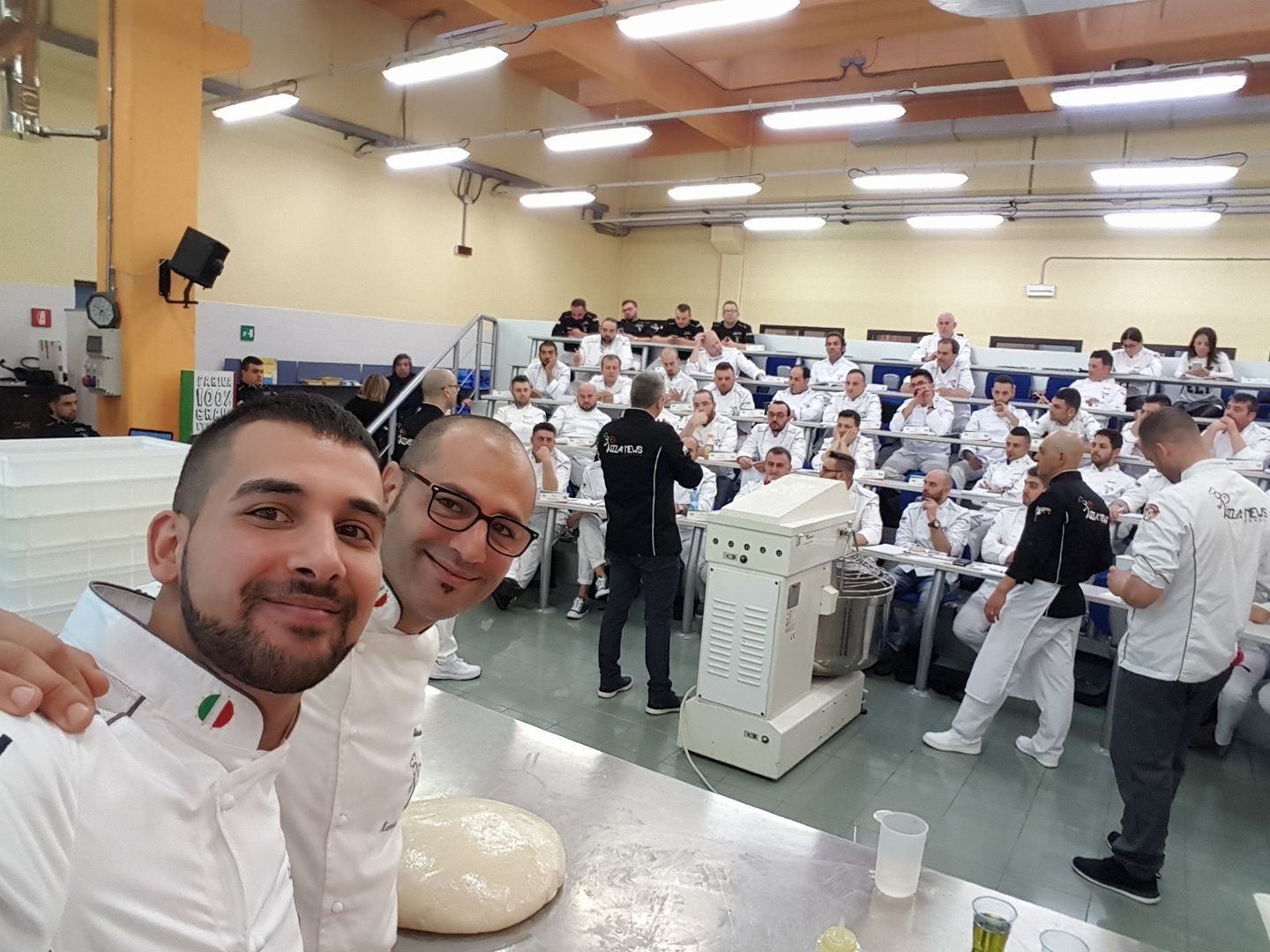 Alessandro in laboratorio durante una formazione con una brigata numerosa