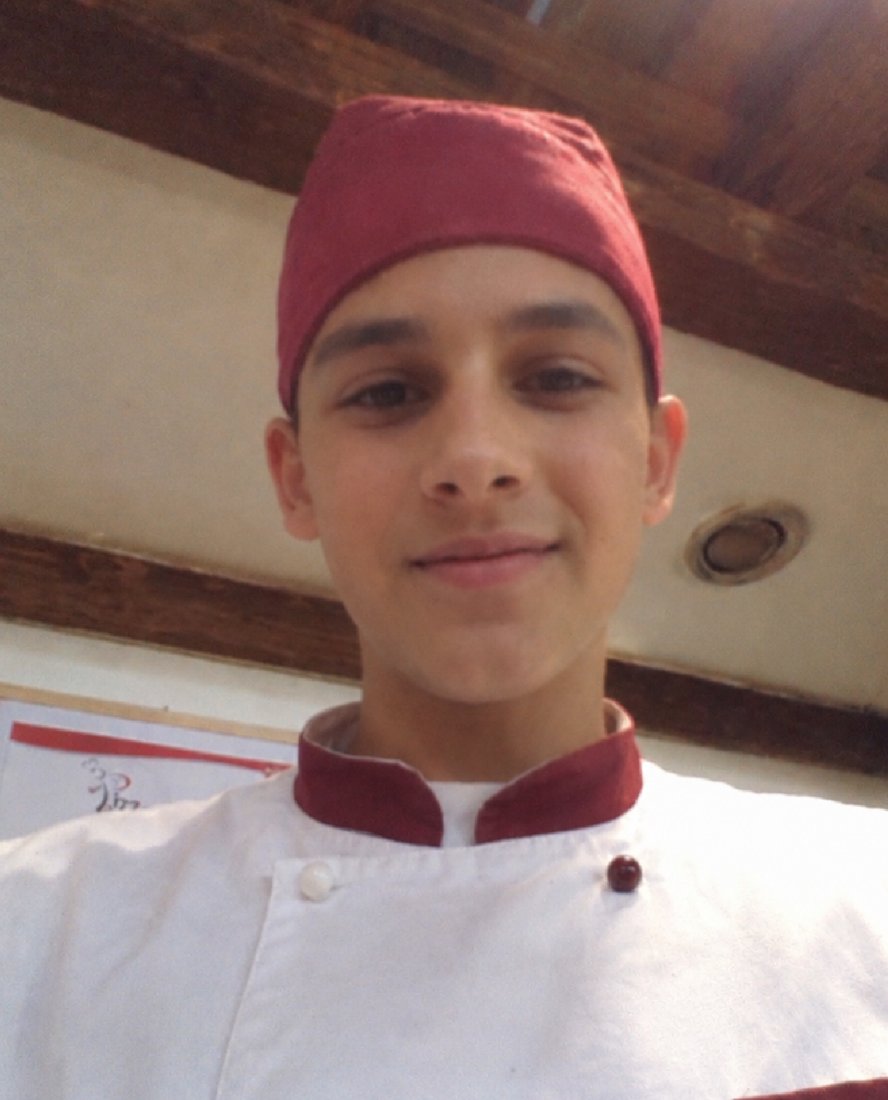 Alessandro Conte a 14 anni, con giacca bianca e cappello da pizzaiolo bordeaux
